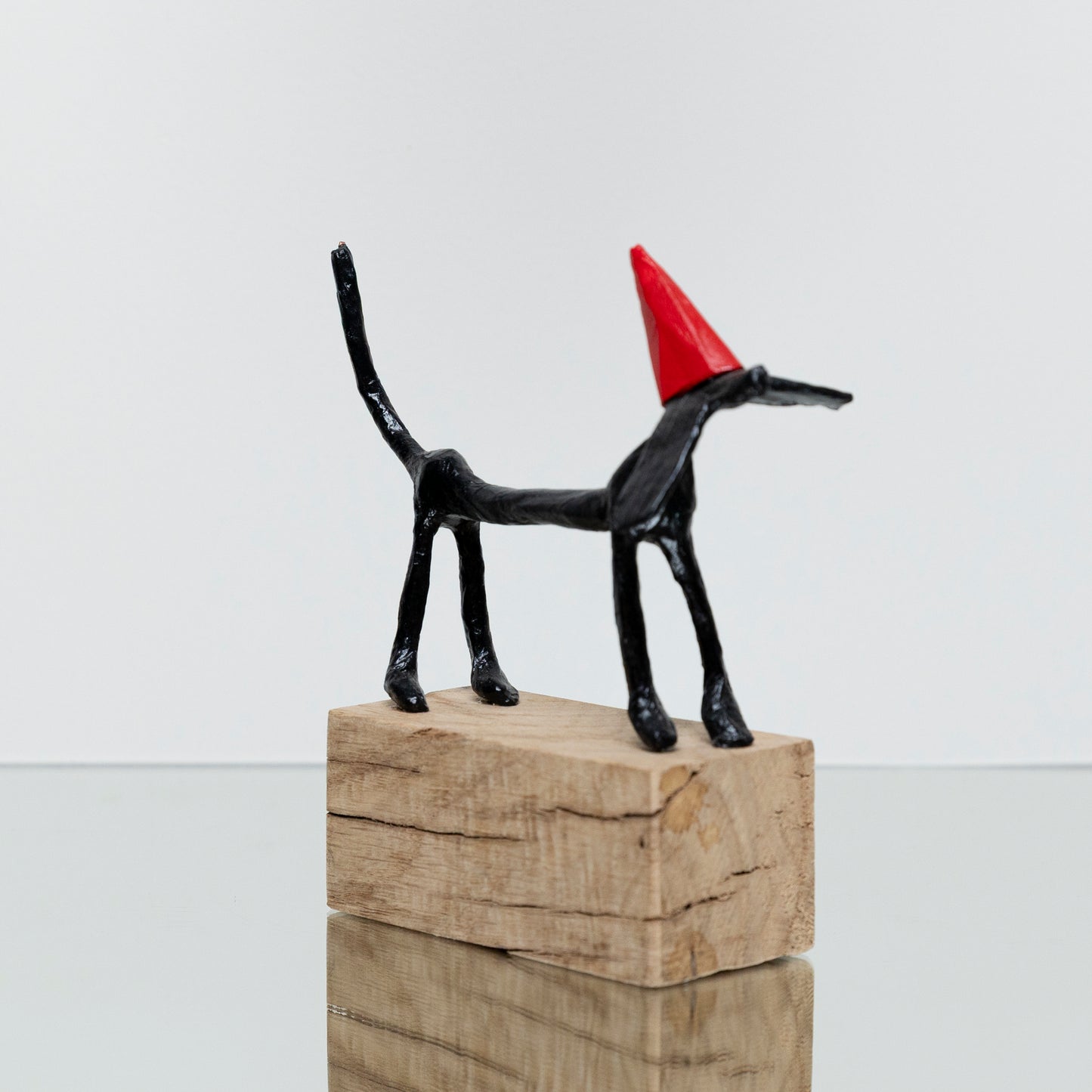 Chien Noir Couronne Rouge II