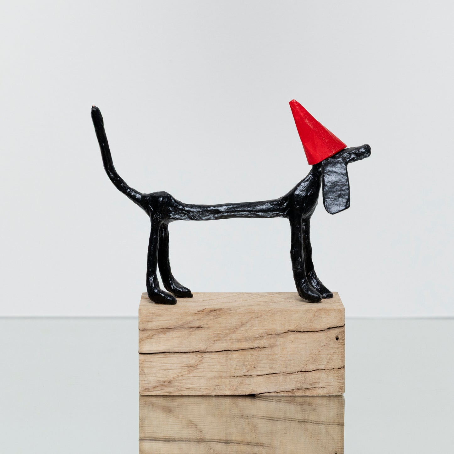 Chien Noir Couronne Rouge II