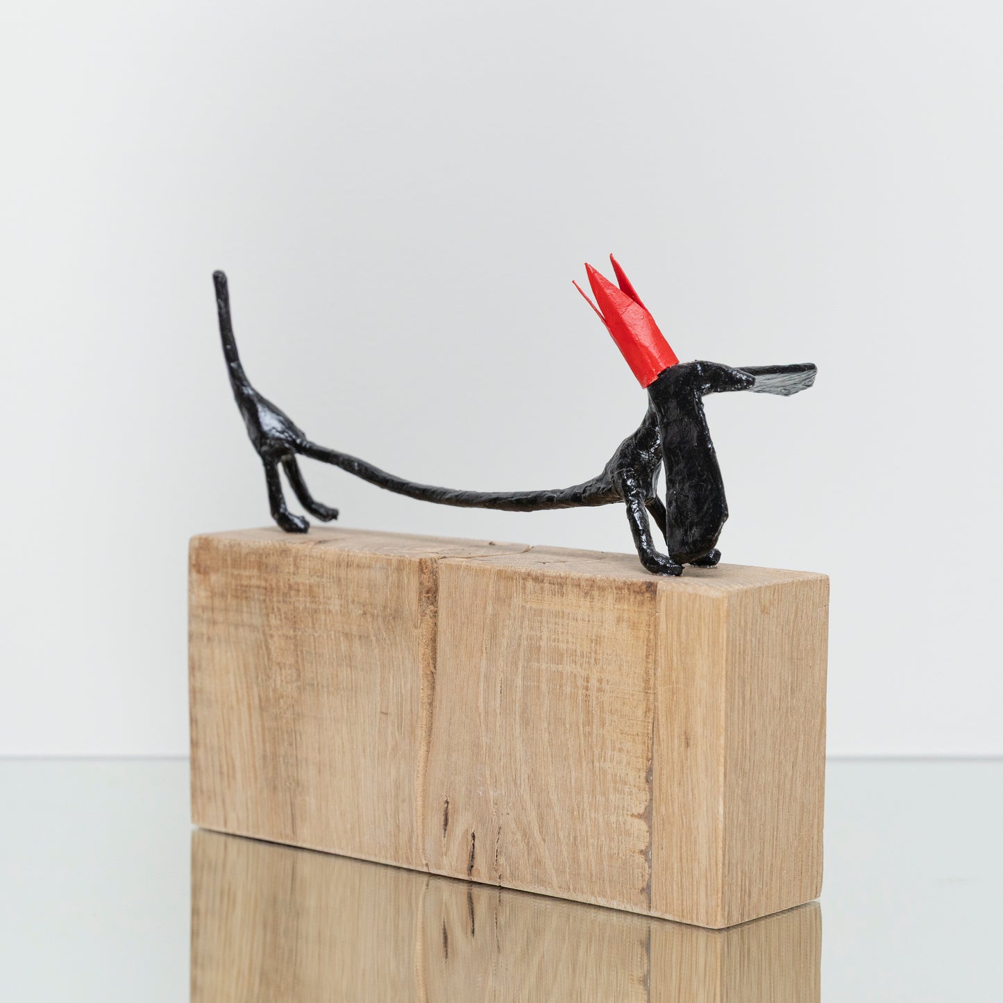 Chien Noir Longue Couronne Rouge