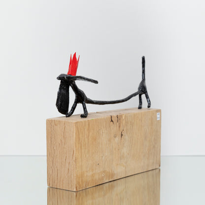 Chien Noir Longue Couronne Rouge